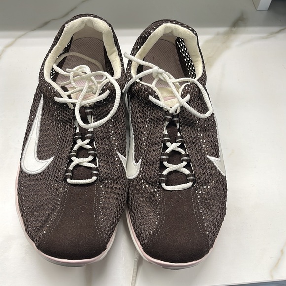 Worn once. Nike brown mesh lightweight sneakers with white swoosh and pink - Picture 4 of 9
